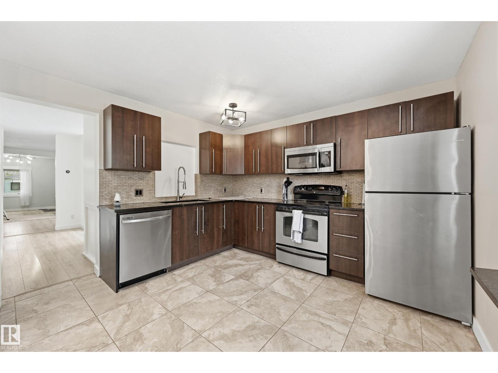 12326 92 ST NW - 7