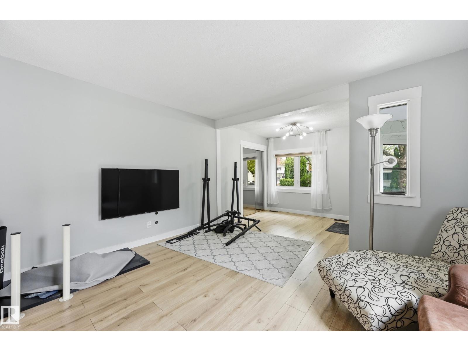 12326 92 ST NW - 4
