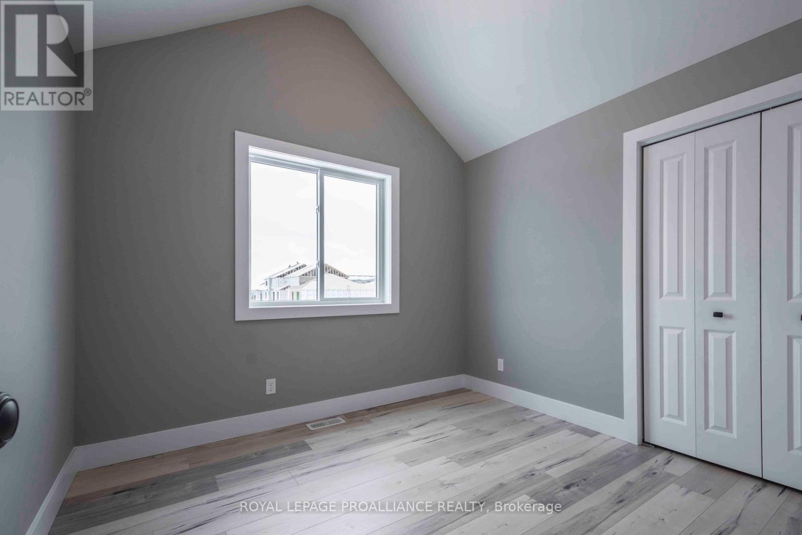 117 FARRINGTON CRESCENT - 13