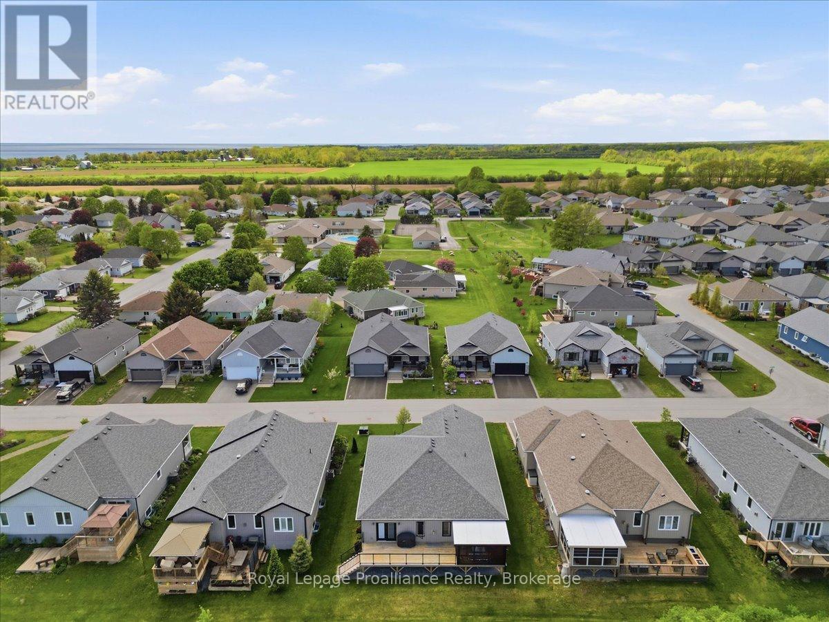 8 DORCHESTER DRIVE - 43