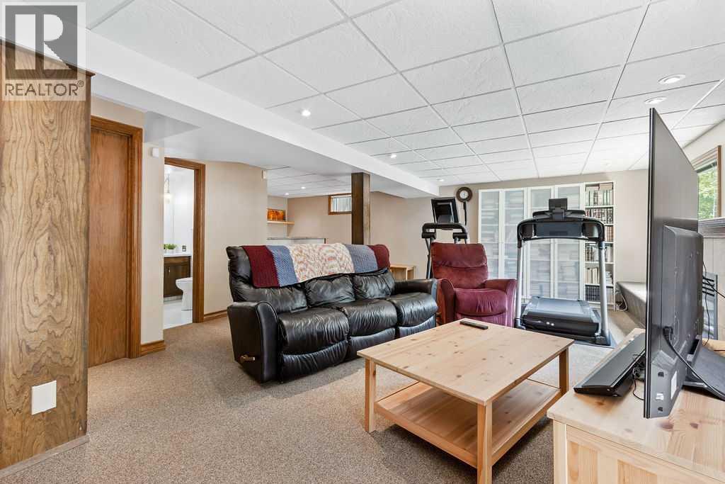 652 Dalmeny Hill NW - 20