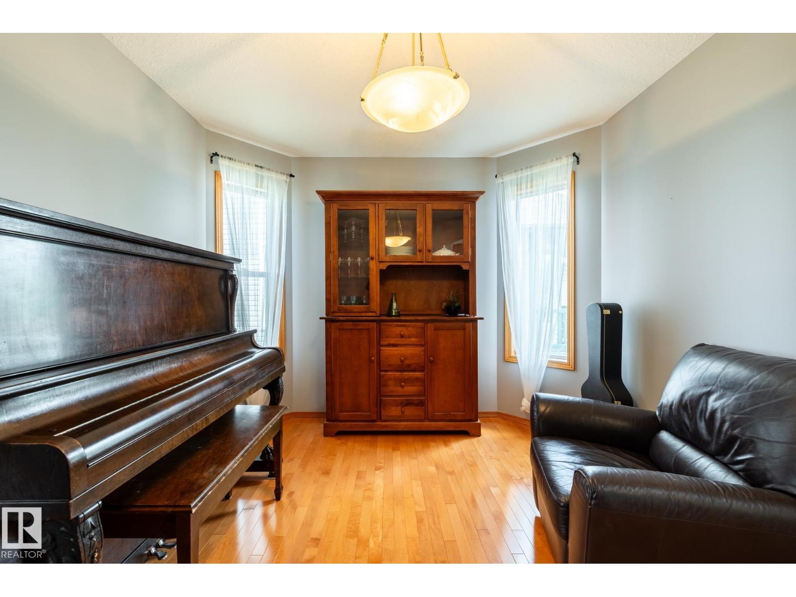 114 REICHERT DRIVE - 34