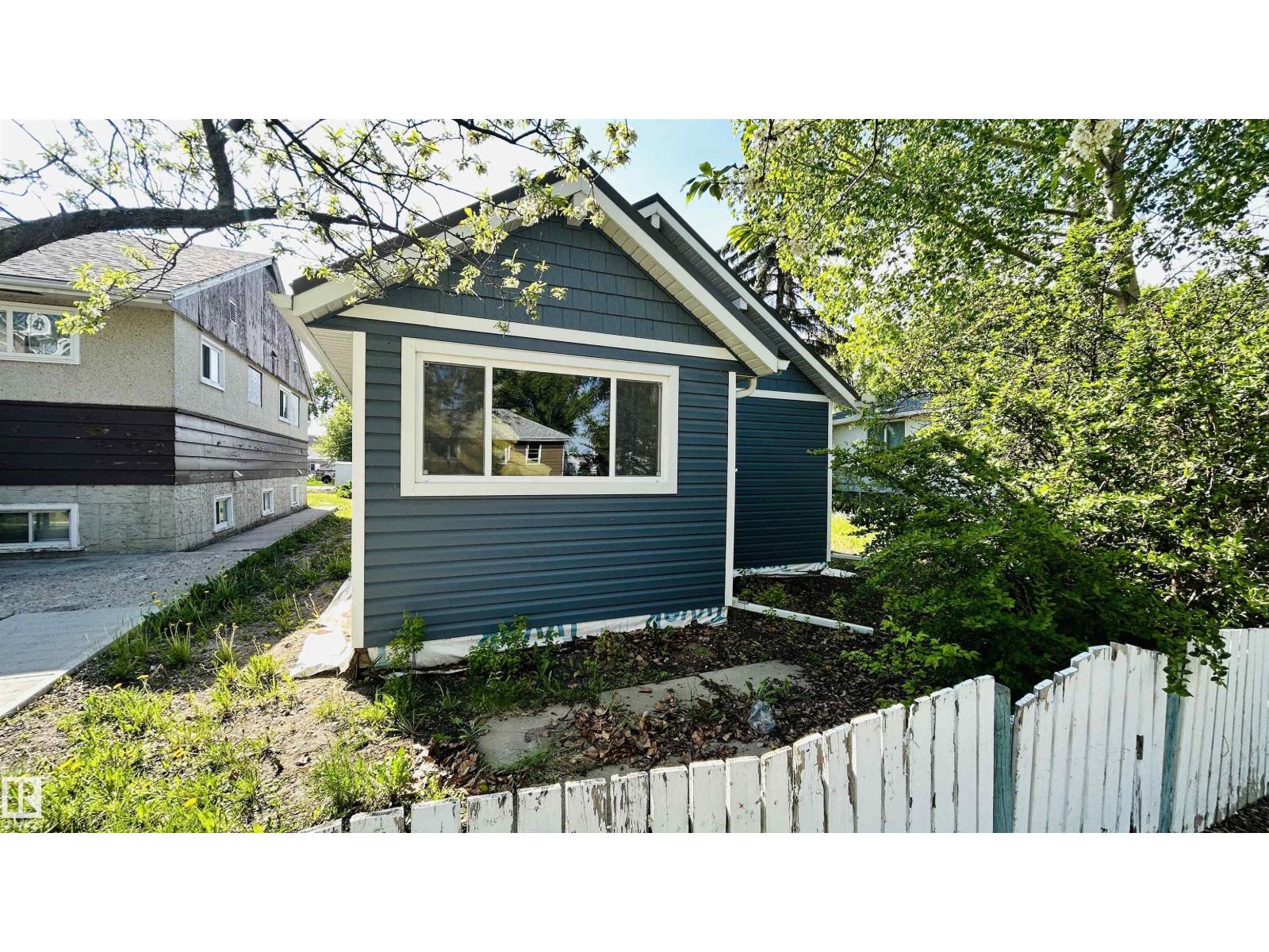 5208 51 ST exterior