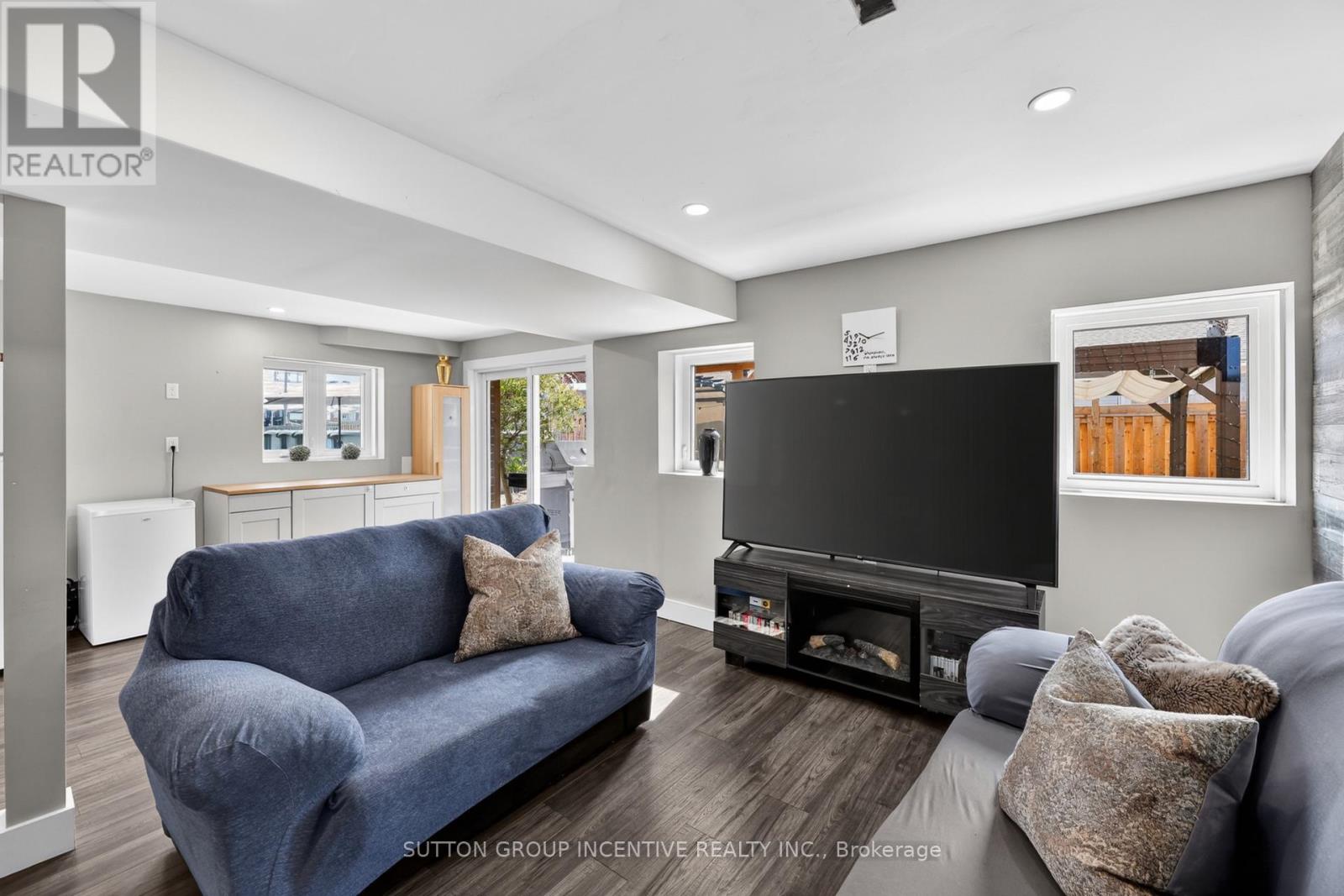 60 SUCCESSION CRESCENT - 22
