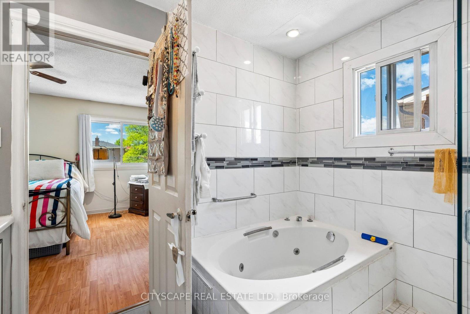 4356 WAKEFIELD CRESCENT - 34