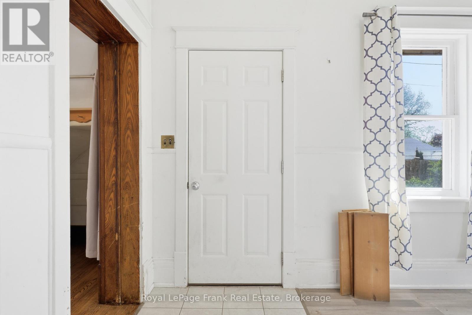 279 KENT STREET W