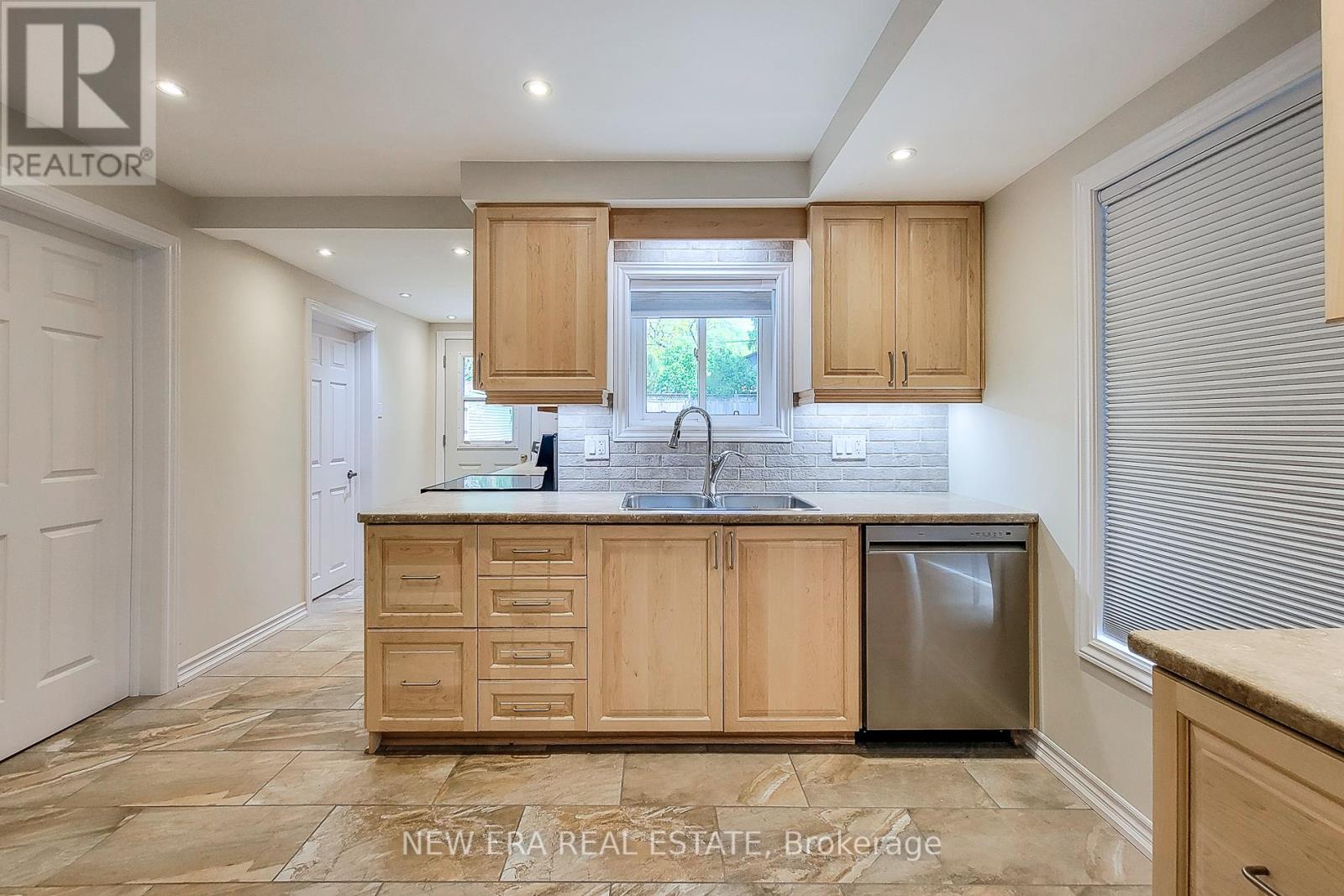 319 KING STREET W - 21