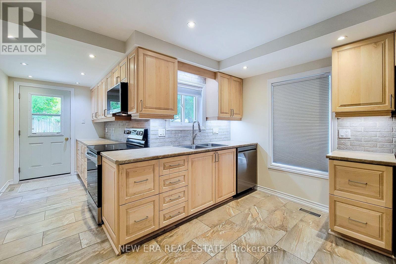 319 KING STREET W - 24