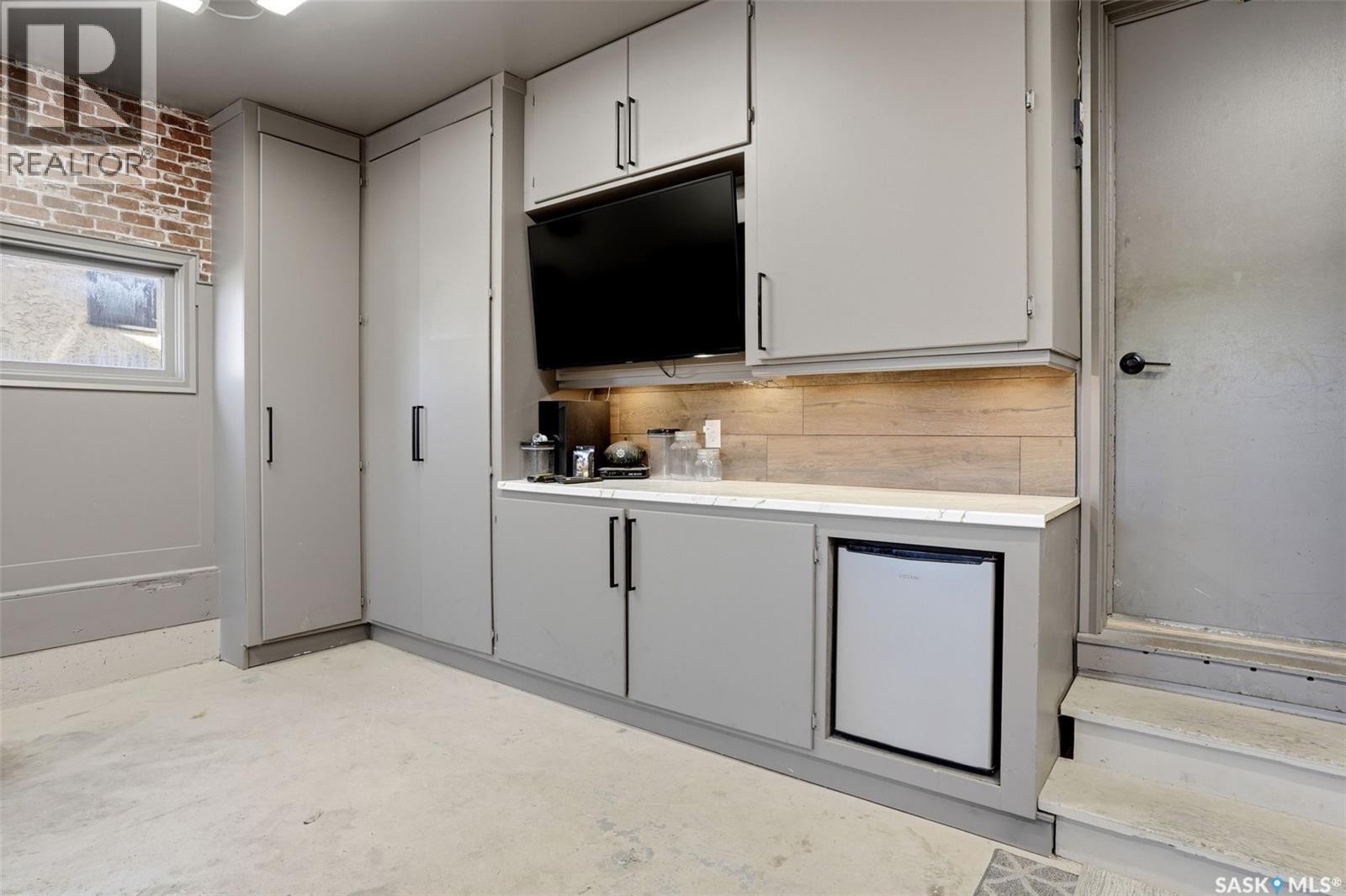 10 Louise CRESCENT - 36