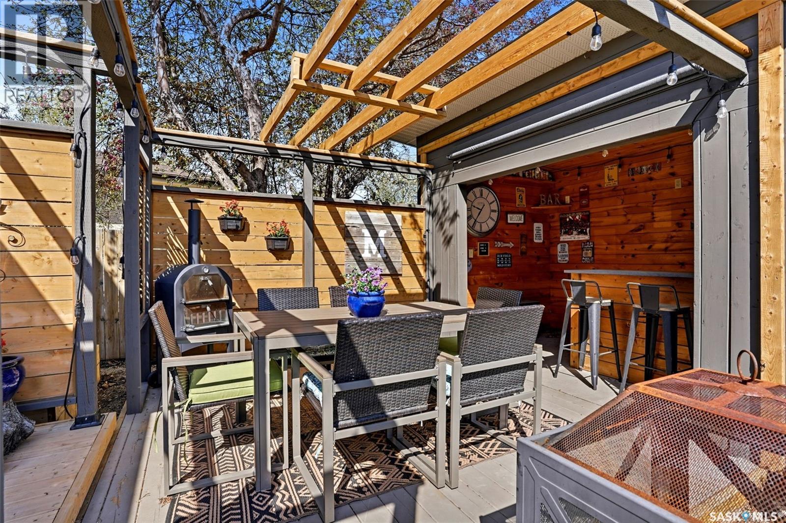 10 Louise CRESCENT - 43