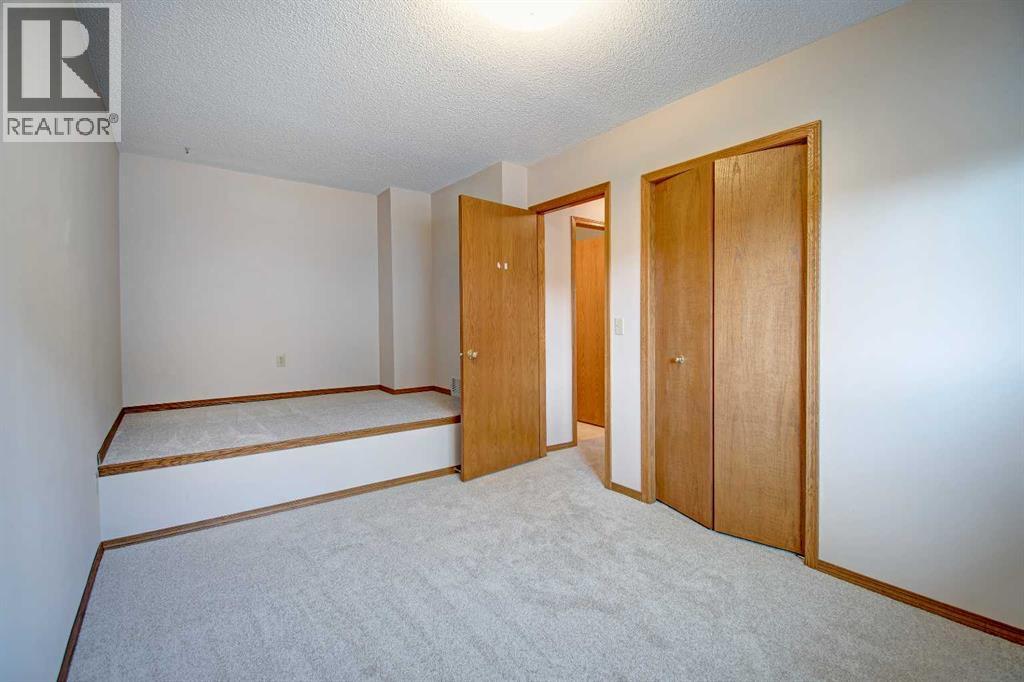 345 Sandringham Court NW - 25