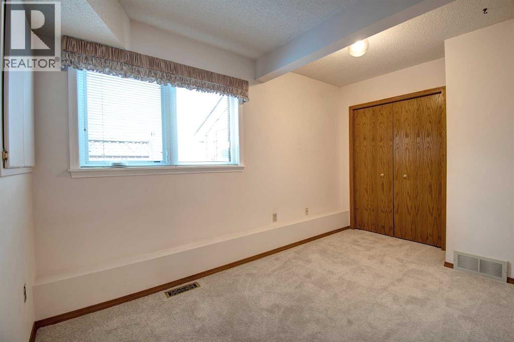 345 Sandringham Court NW - 31
