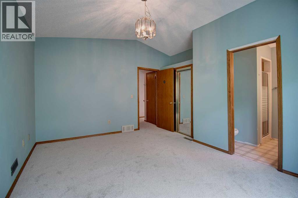 345 Sandringham Court NW - 19