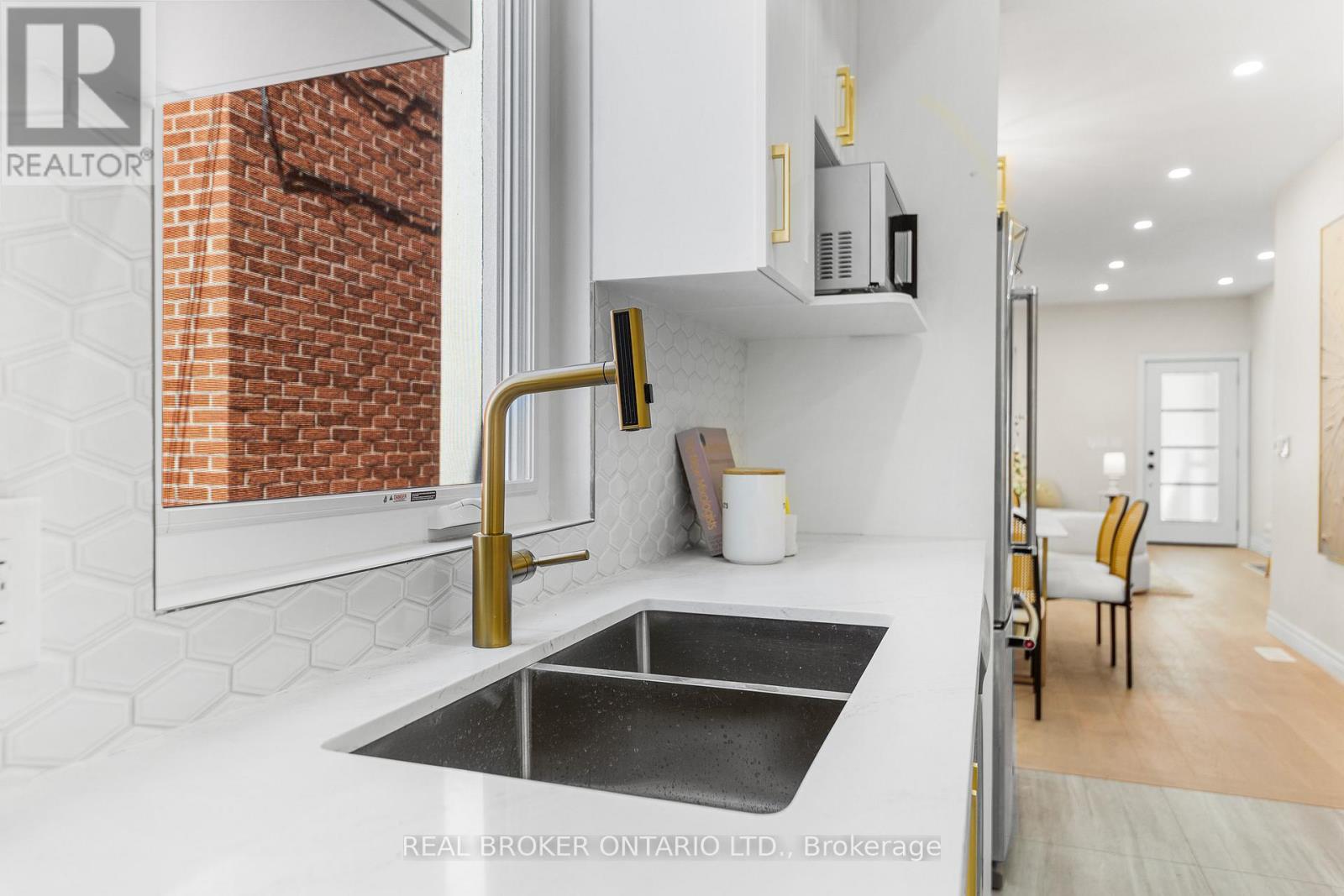 806 GLADSTONE AVENUE - 12