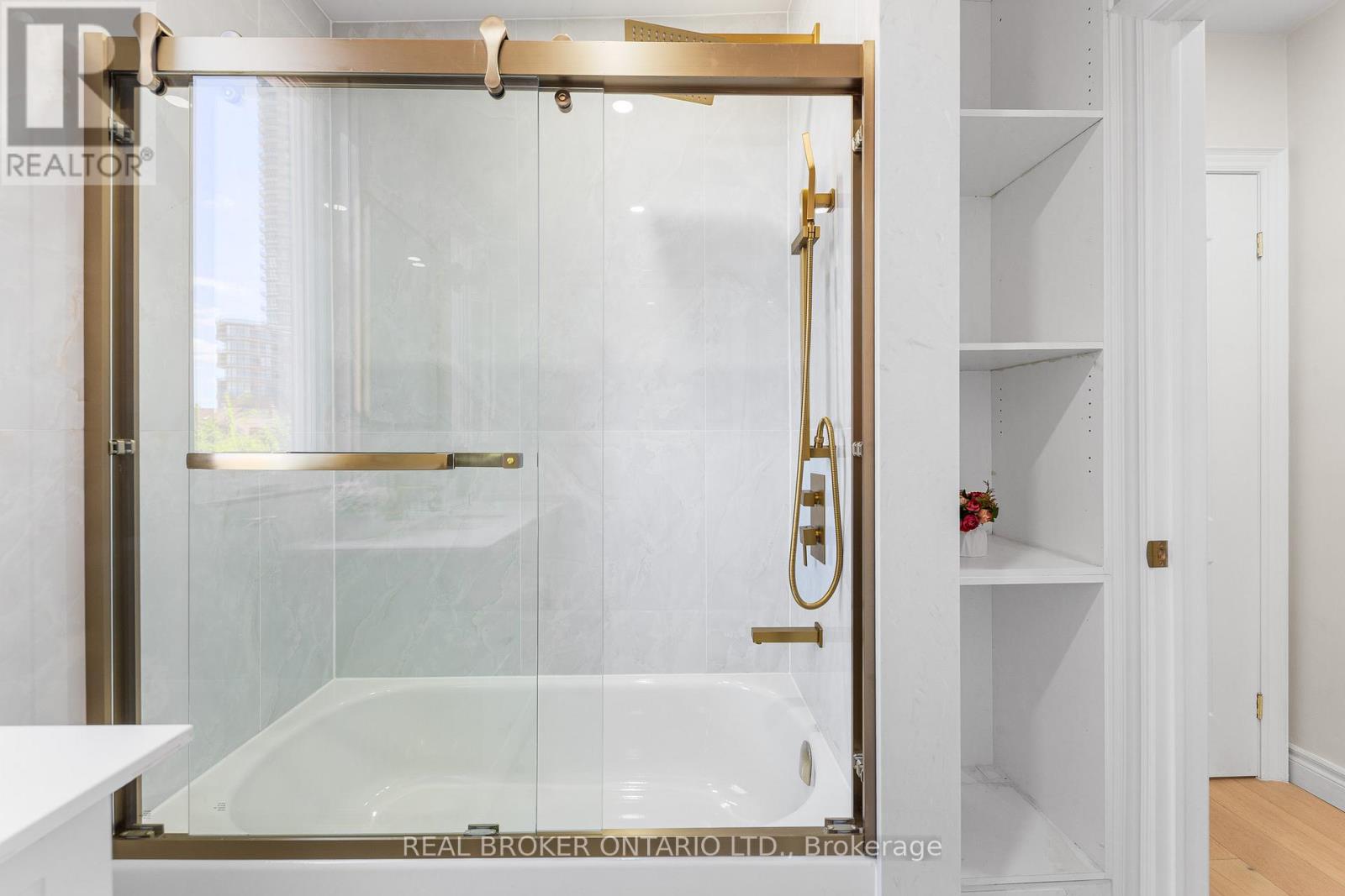 806 GLADSTONE AVENUE - 24