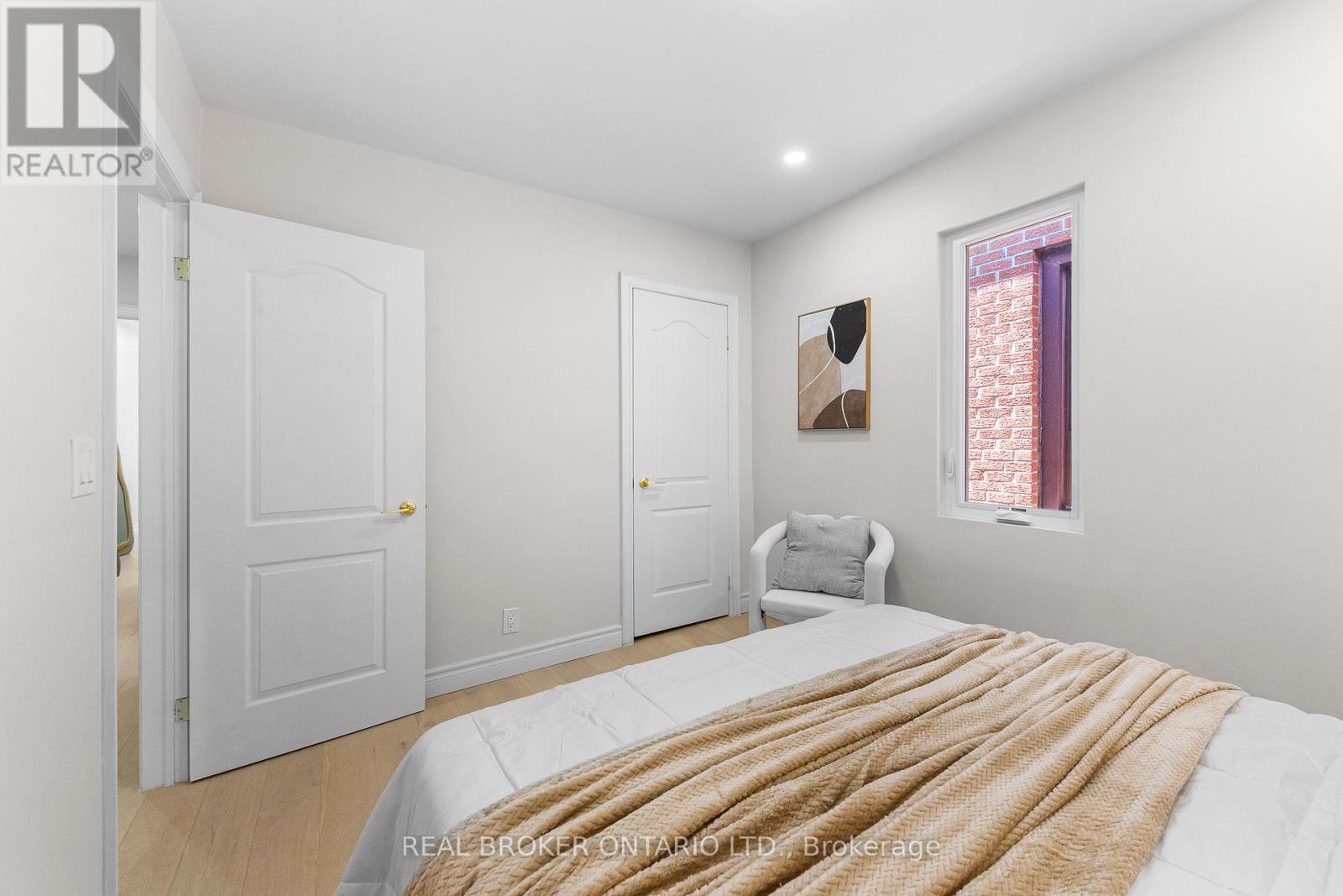 806 GLADSTONE AVENUE - 26