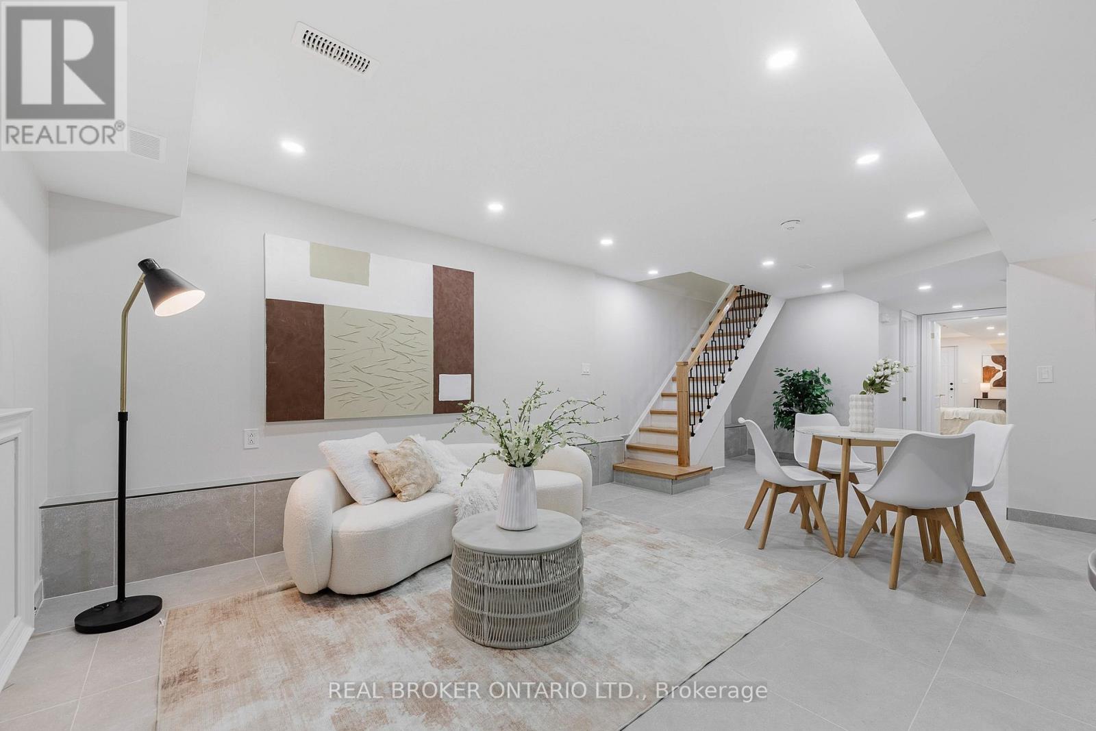 806 GLADSTONE AVENUE - 32