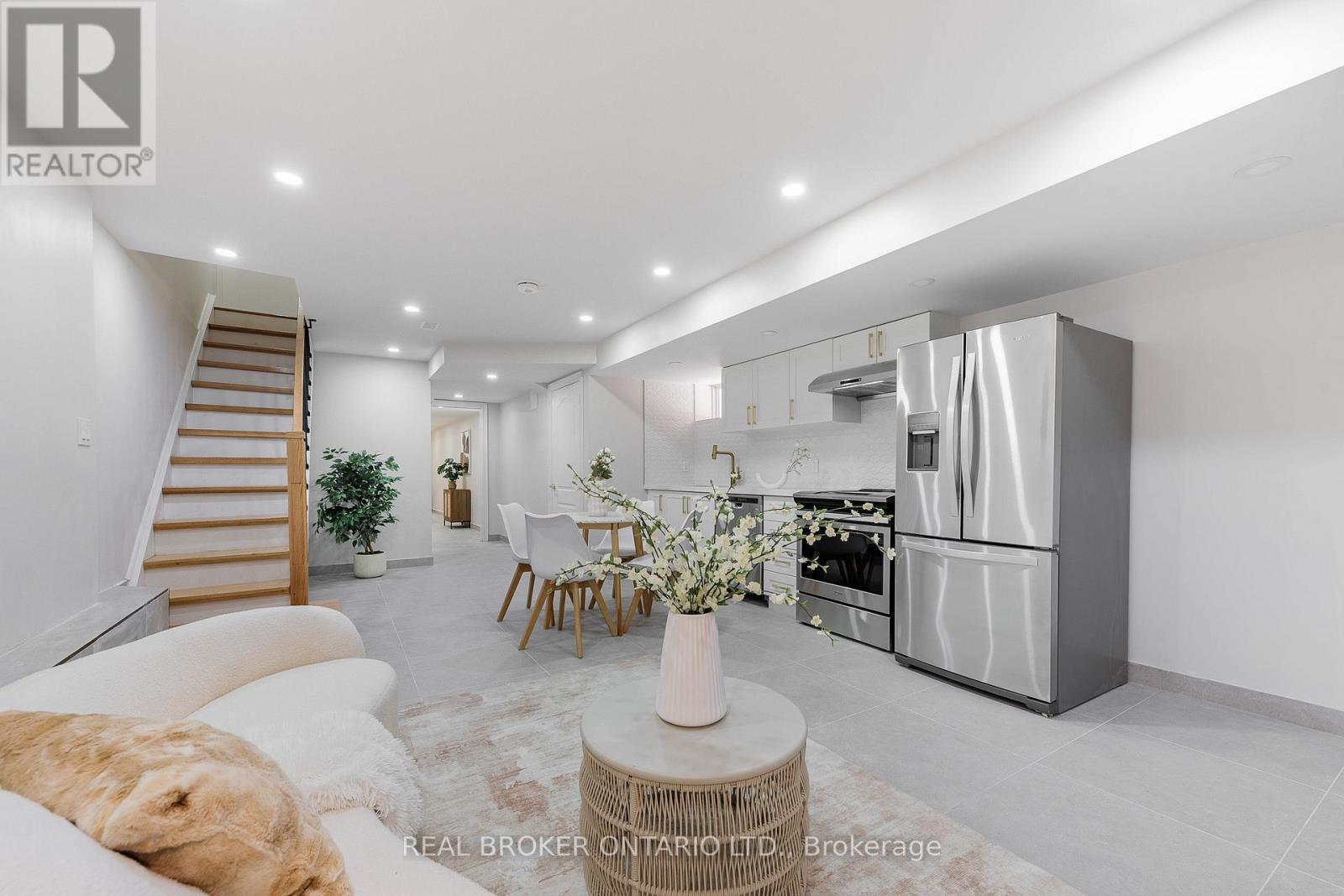 806 GLADSTONE AVENUE - 34
