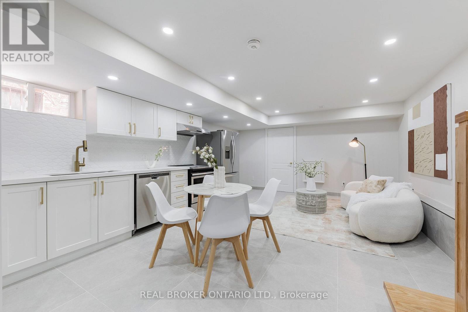 806 GLADSTONE AVENUE - 35