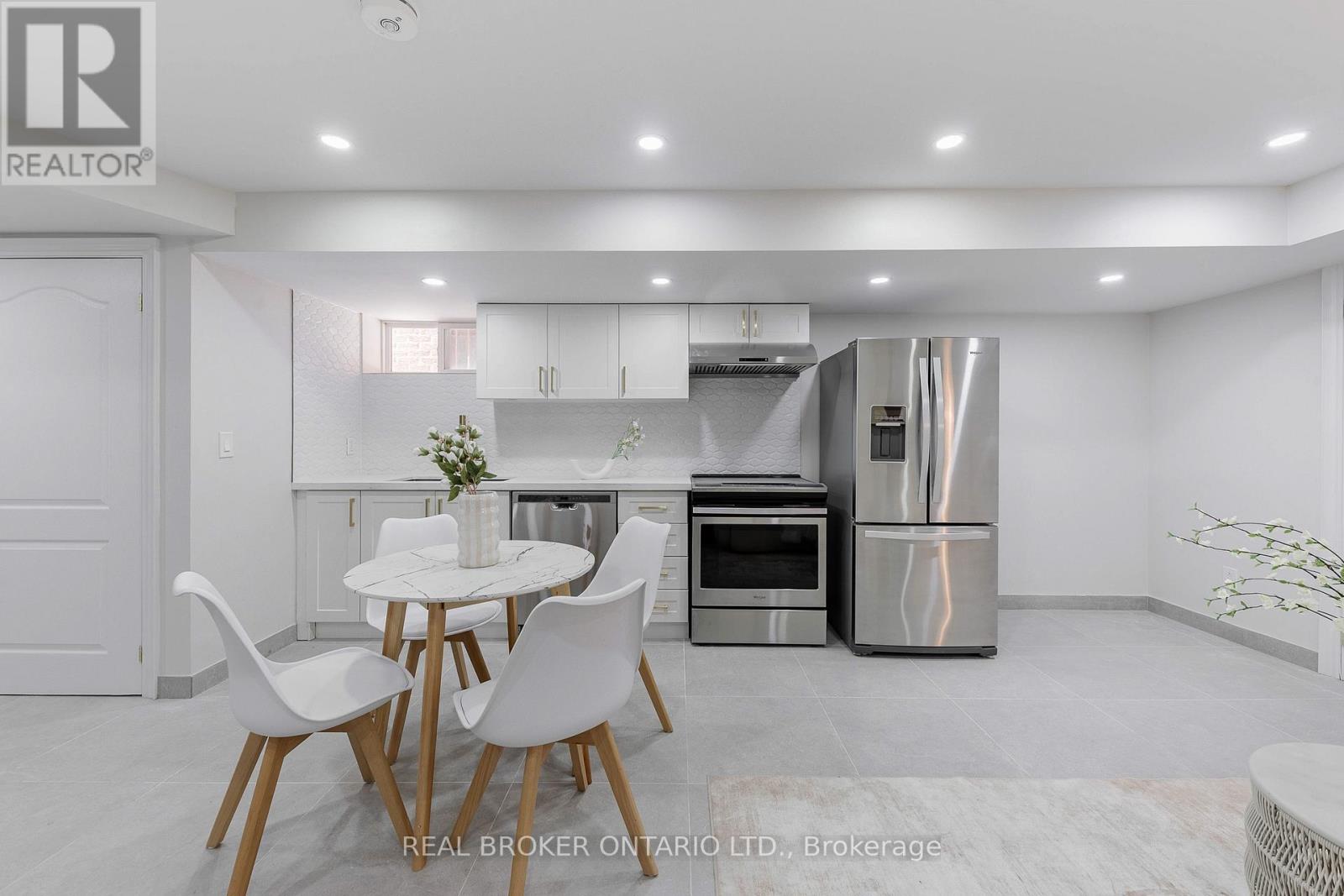806 GLADSTONE AVENUE - 38