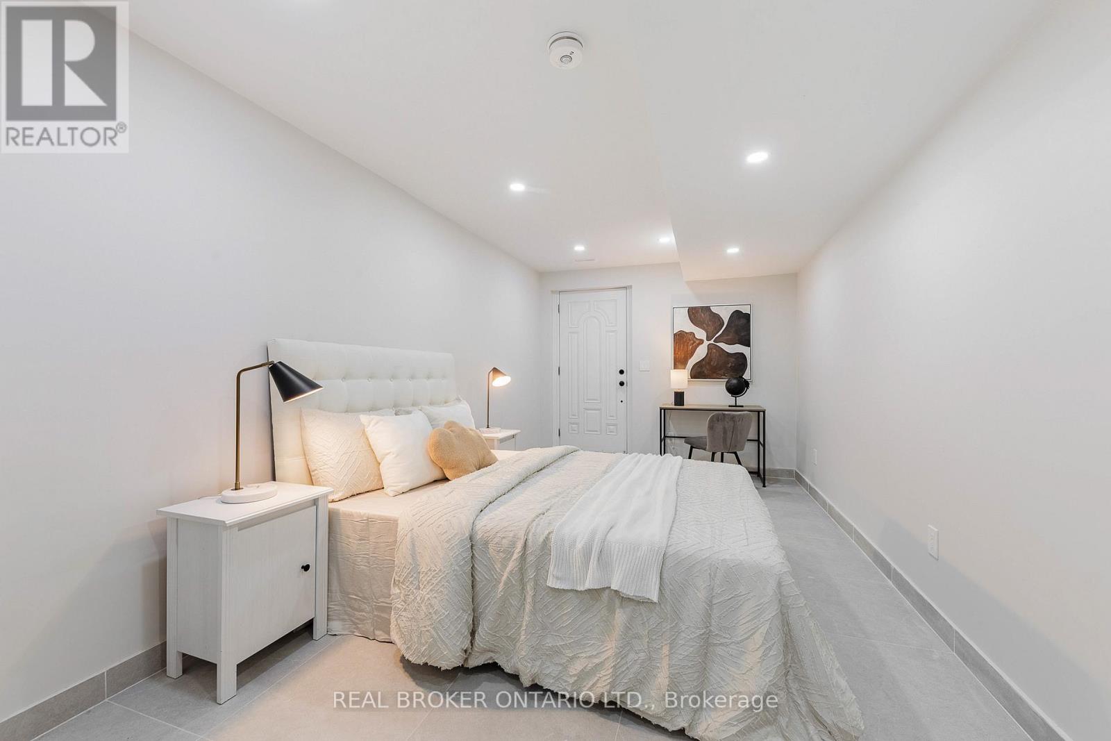 806 GLADSTONE AVENUE - 39
