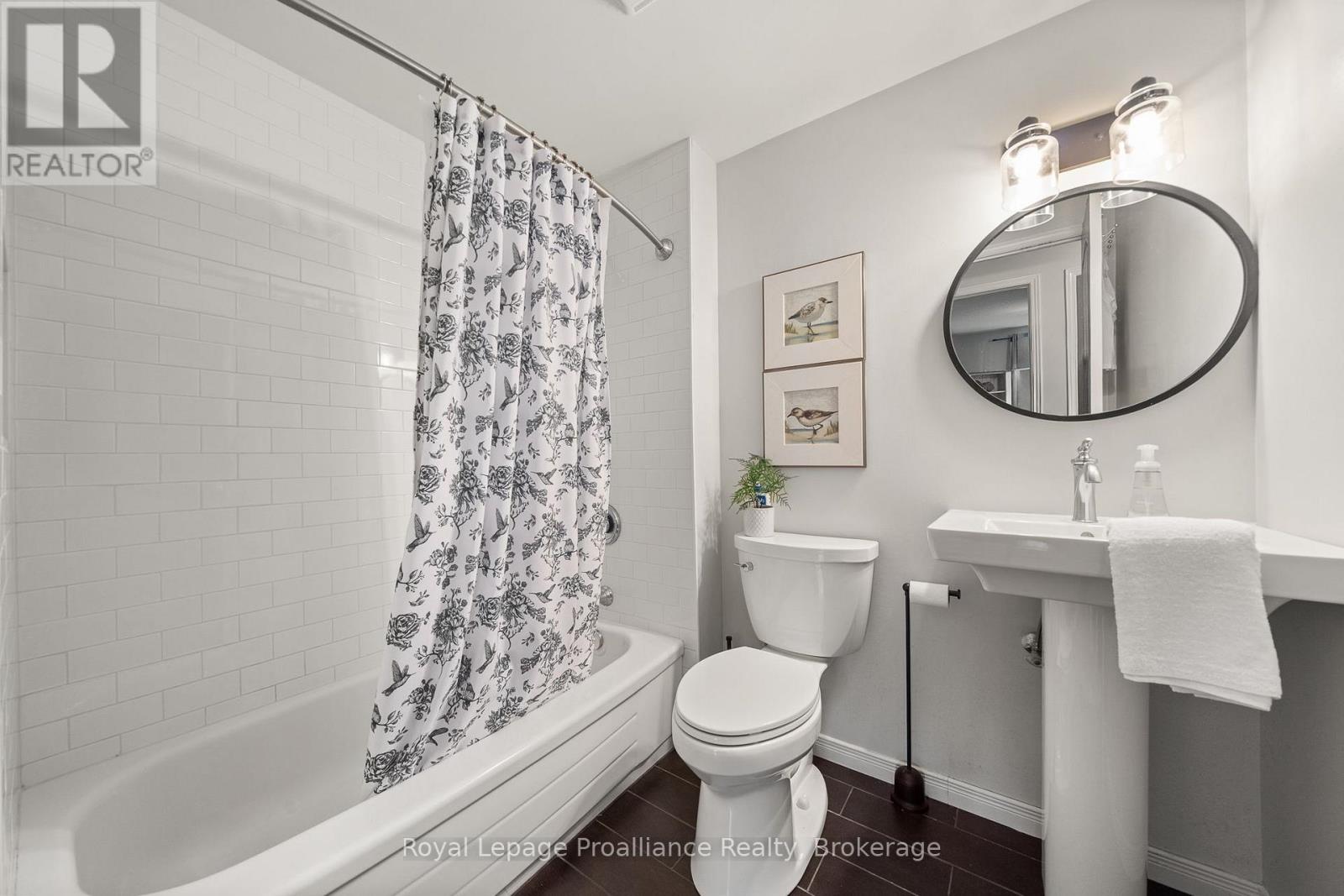 9 SPRUCE GARDENS - 20