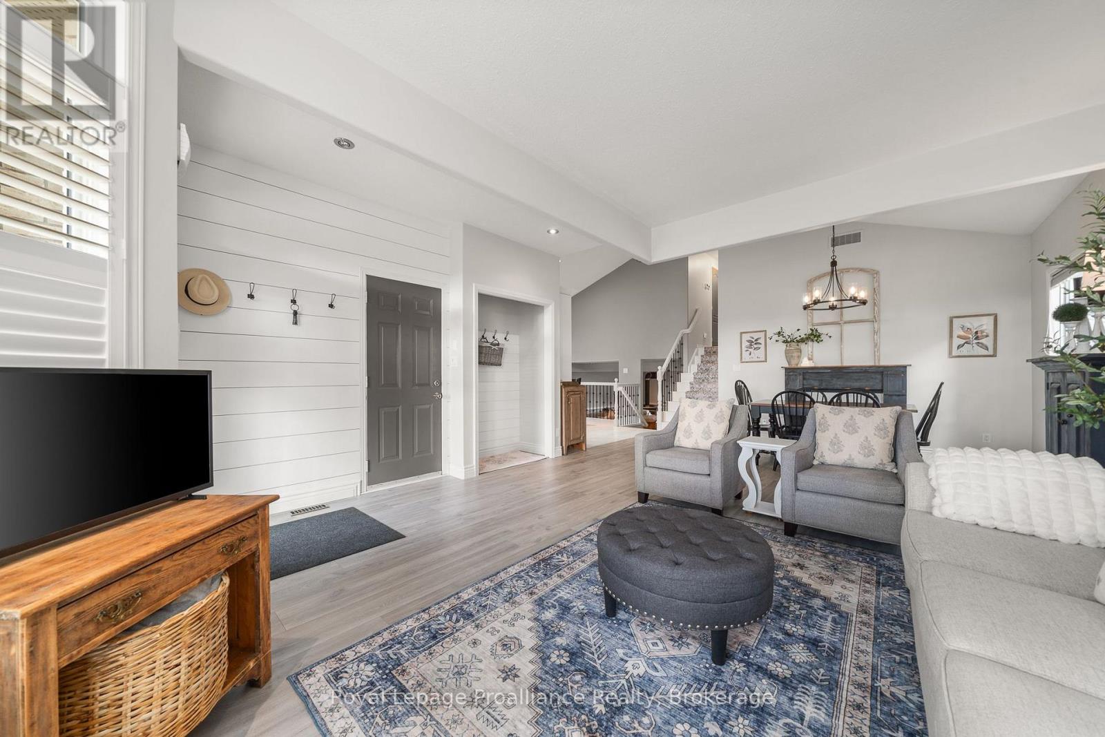 9 SPRUCE GARDENS - 7