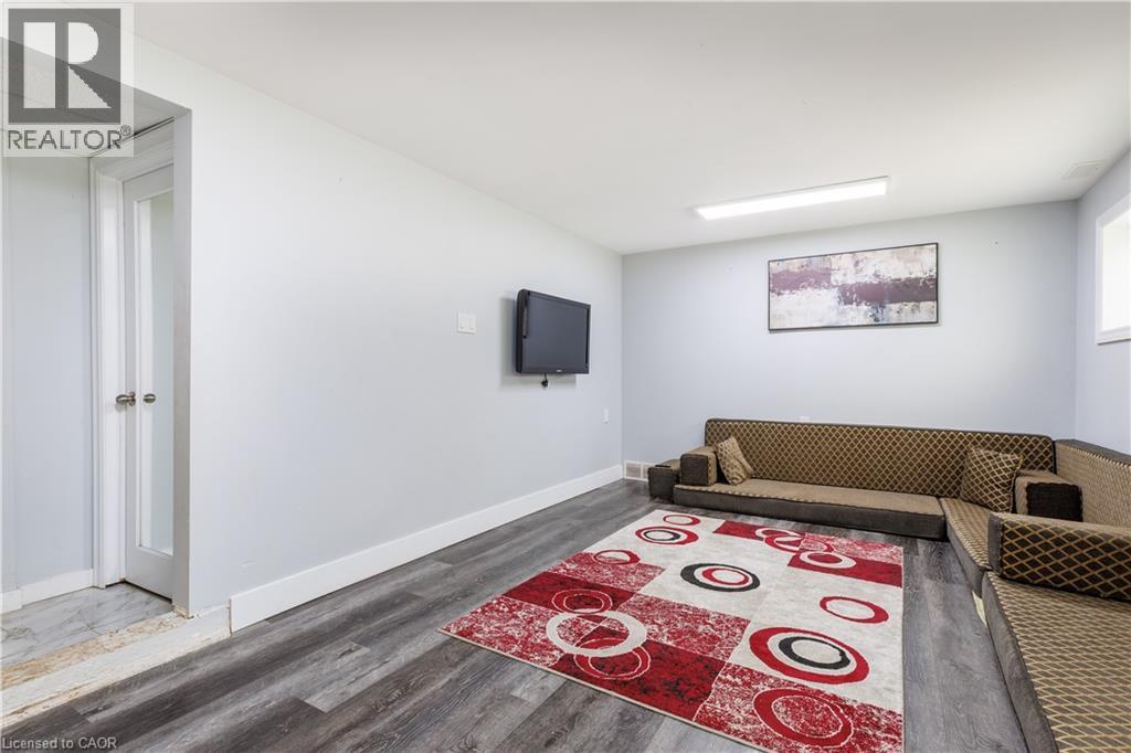 18 SILVERDALE Crescent - 20