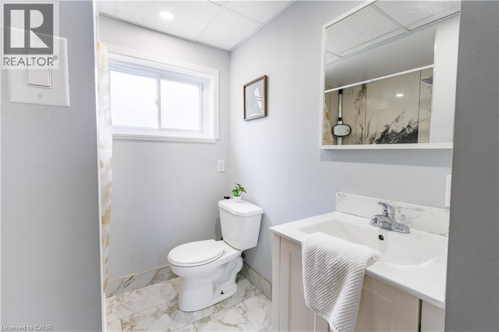 18 SILVERDALE Crescent - 22