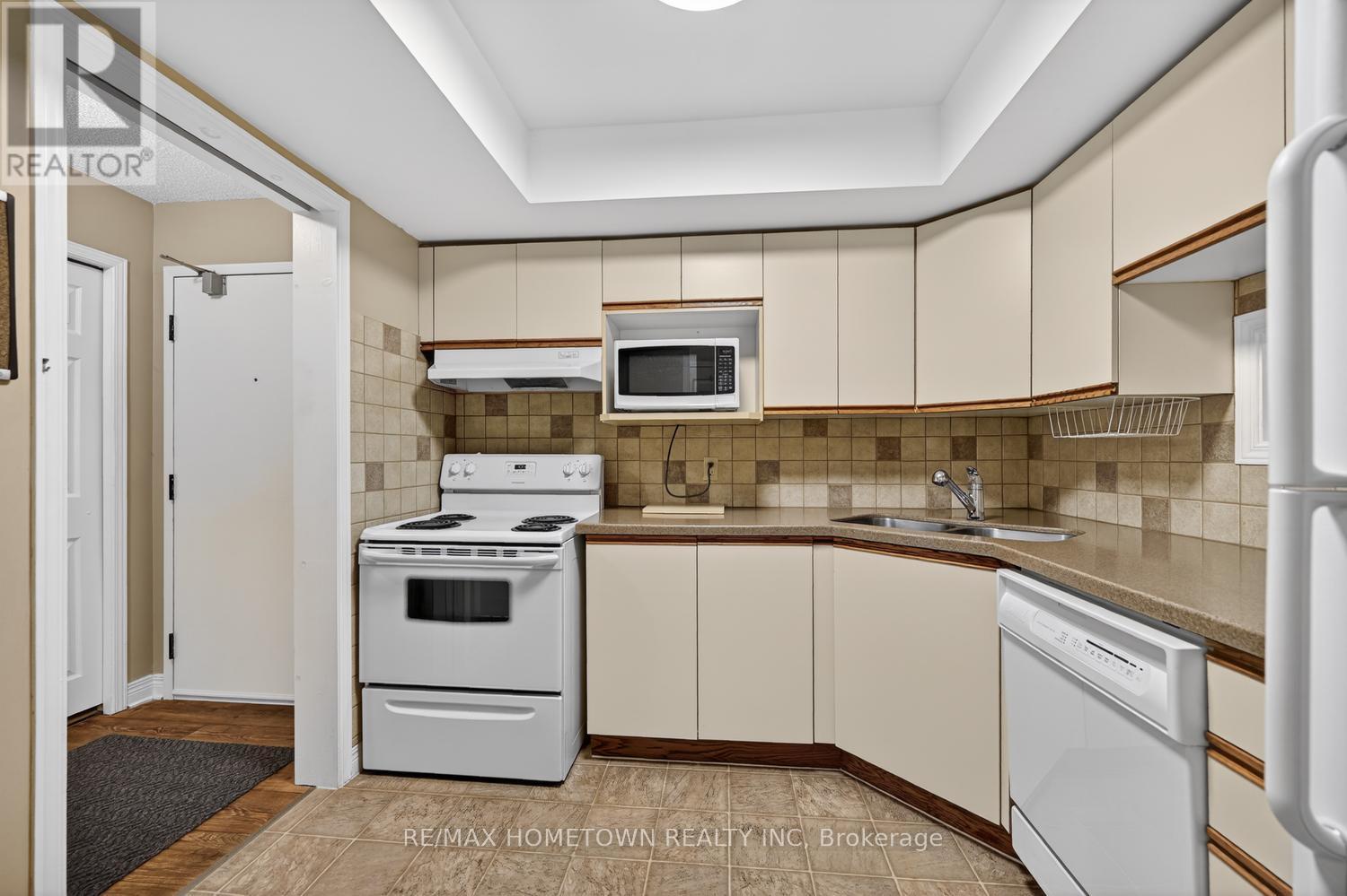 #304 820 LAURIER BOULEVARD - 16