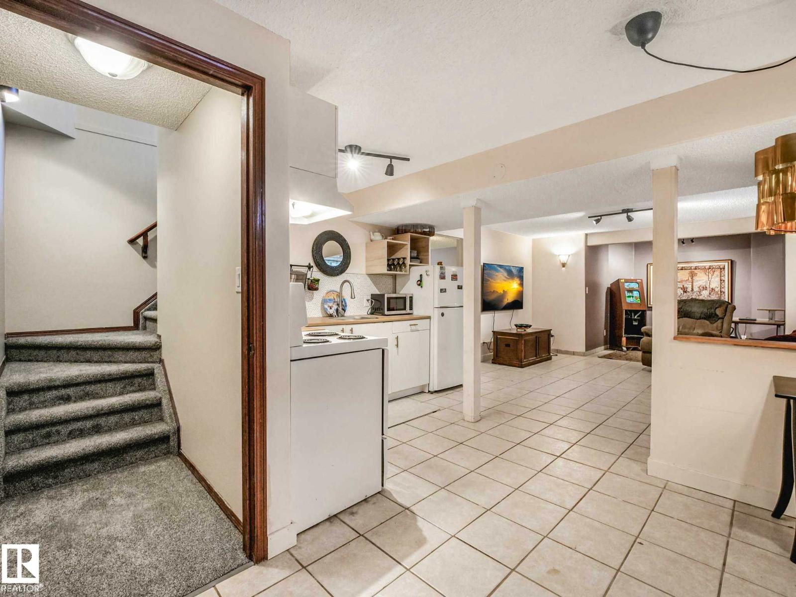 18508 50 AV NW - 44
