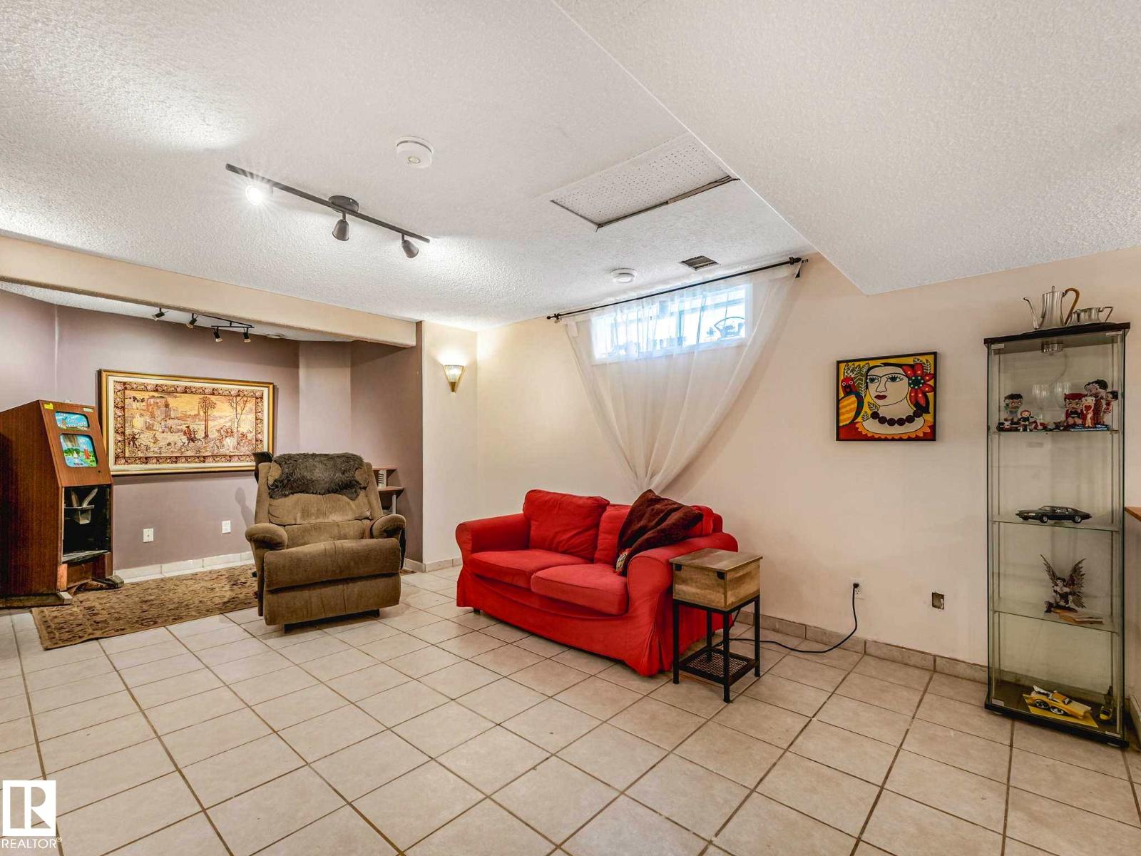 18508 50 AV NW - 52