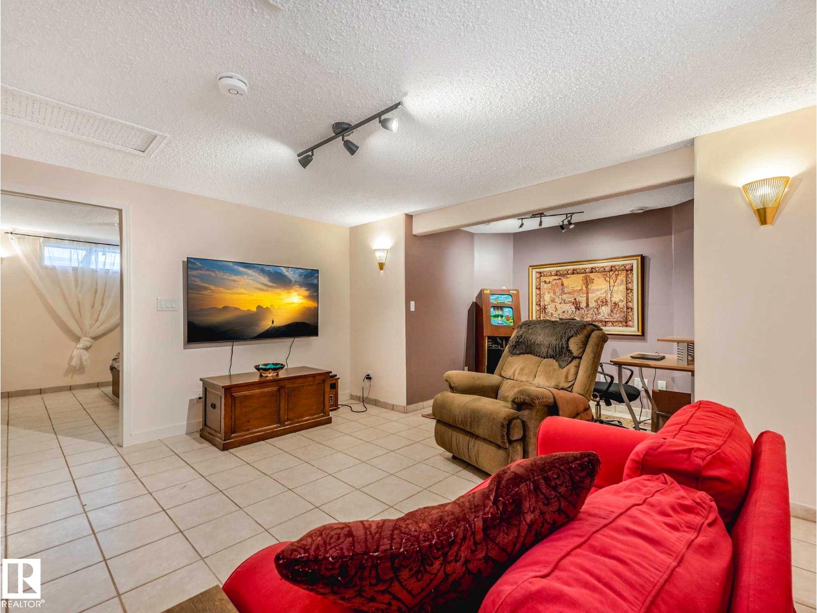 18508 50 AV NW - 53