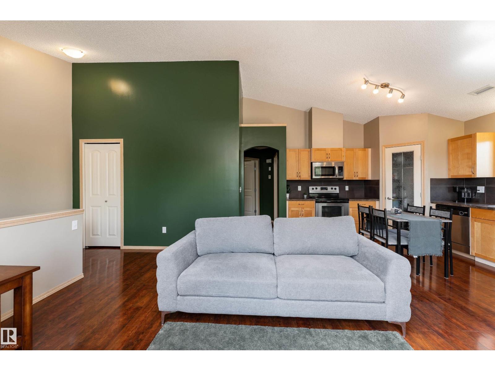 #2 604 62 ST SW - 5