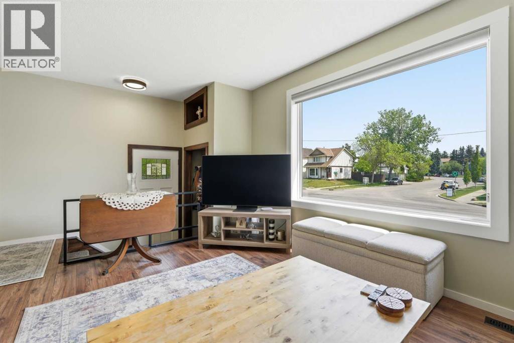 865 Queensland Drive SE - 8