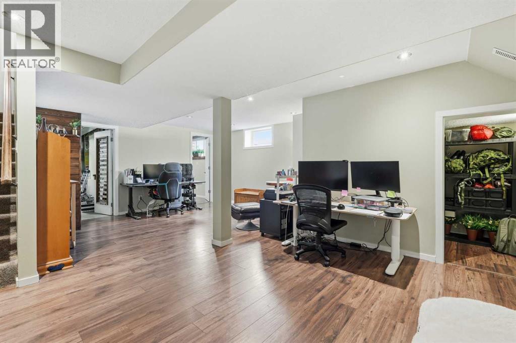 865 Queensland Drive SE - 30
