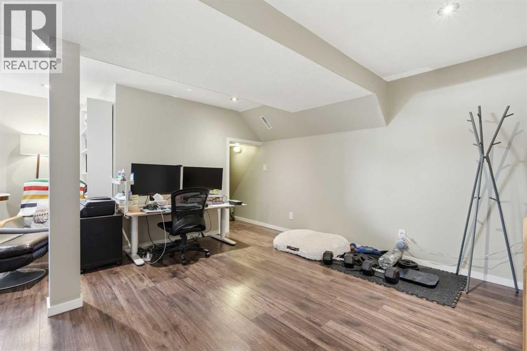 865 Queensland Drive SE - 31
