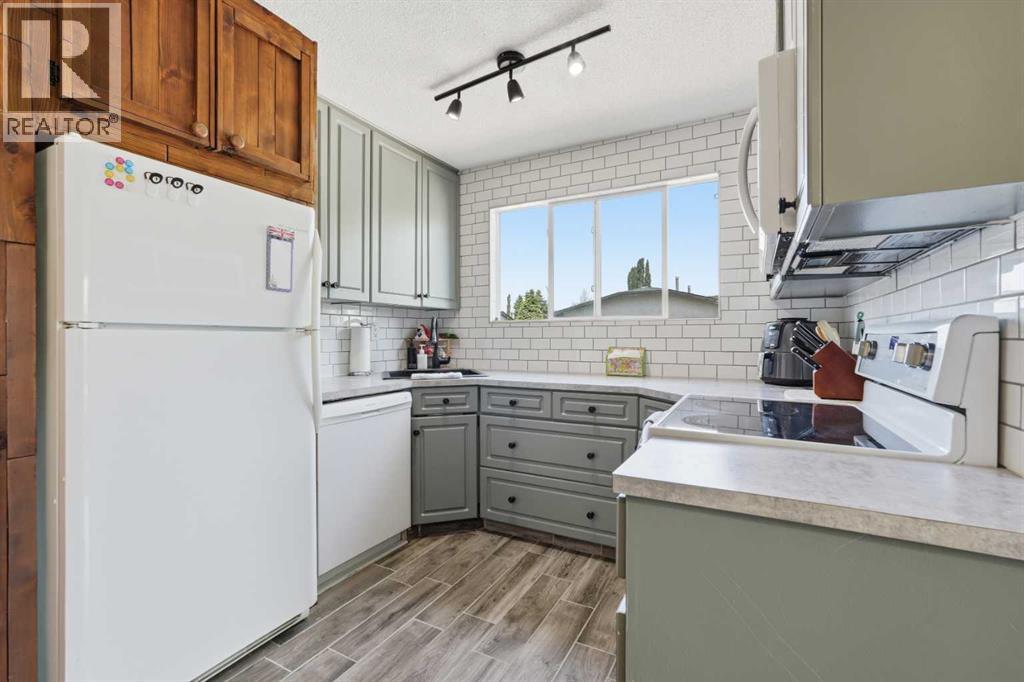 865 Queensland Drive SE - 15