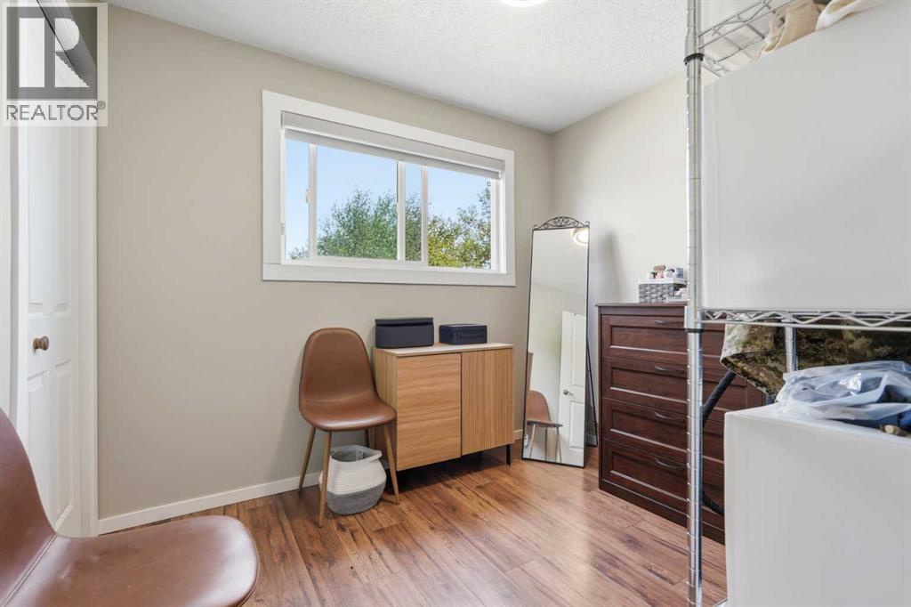 865 Queensland Drive SE - 18