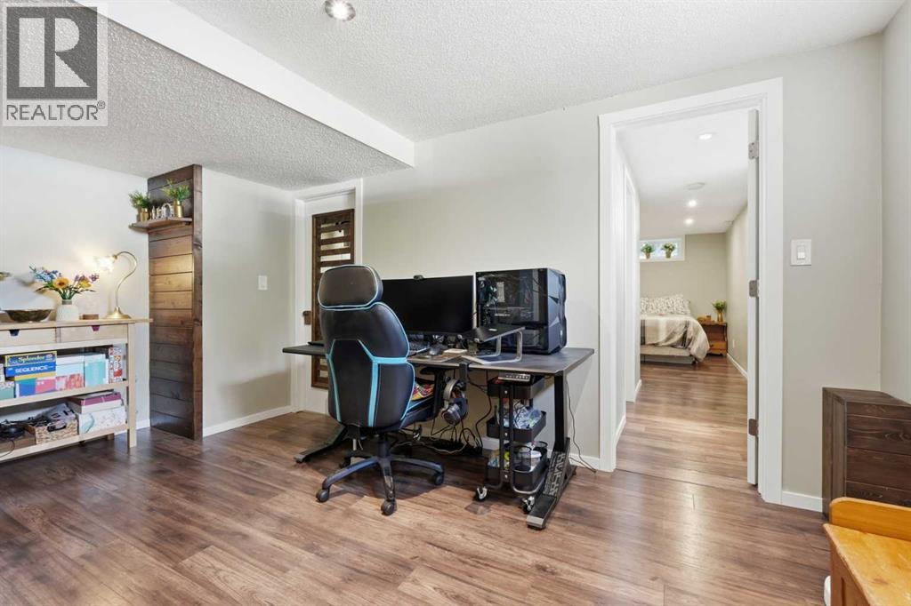 865 Queensland Drive SE - 34