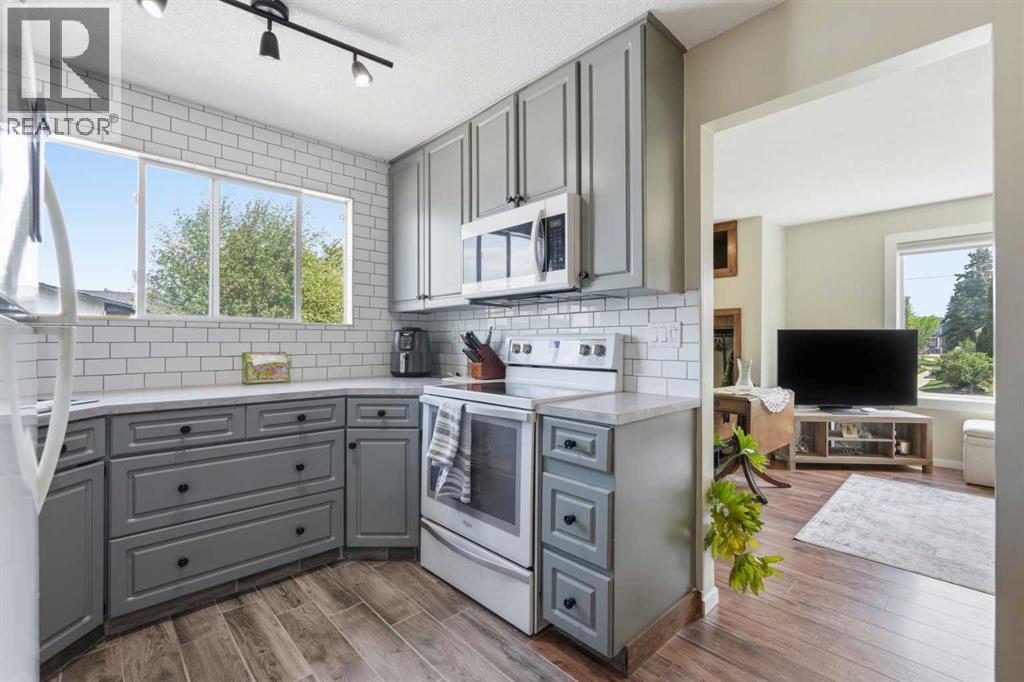 865 Queensland Drive SE - 14