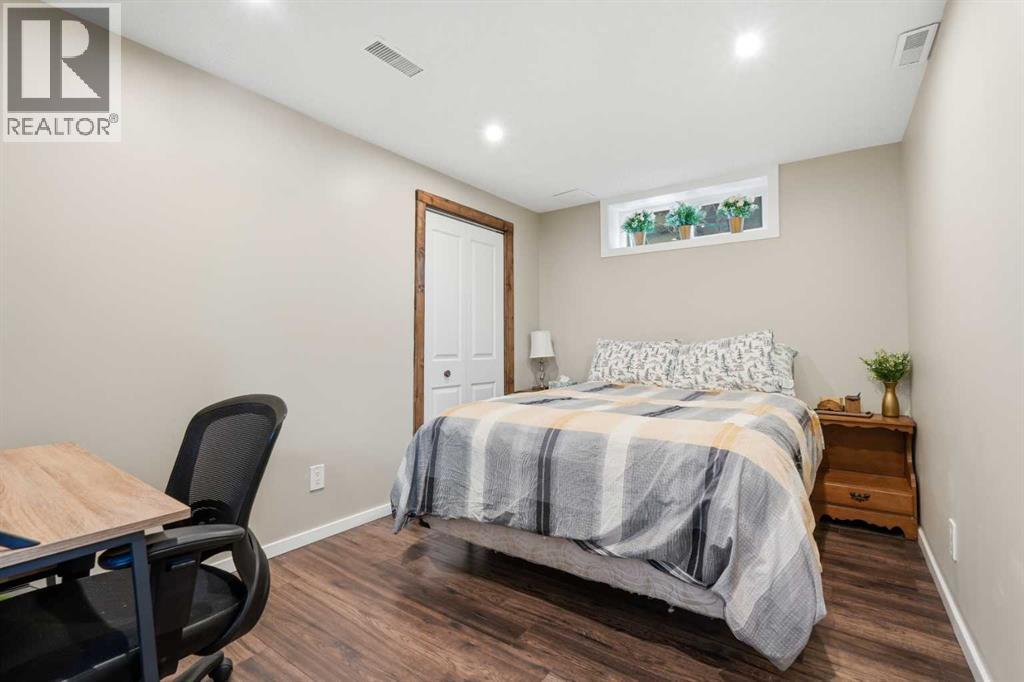 865 Queensland Drive SE - 37