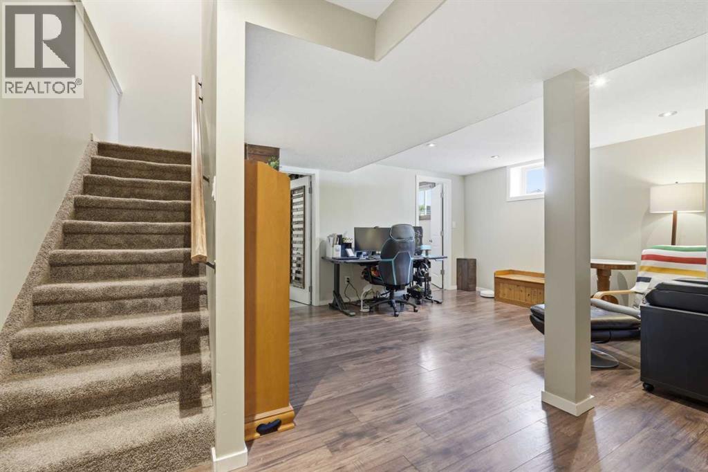 865 Queensland Drive SE - 29