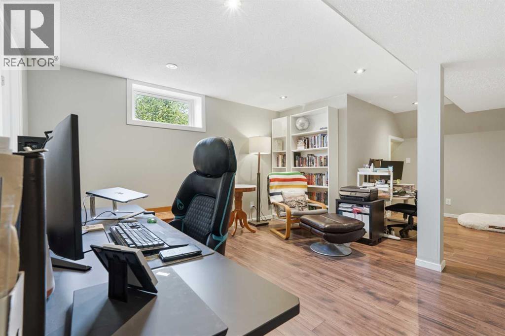 865 Queensland Drive SE - 33