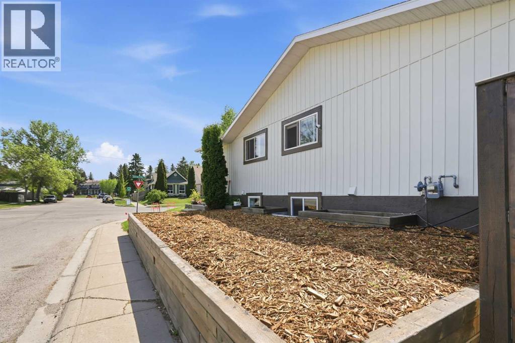 865 Queensland Drive SE - 40