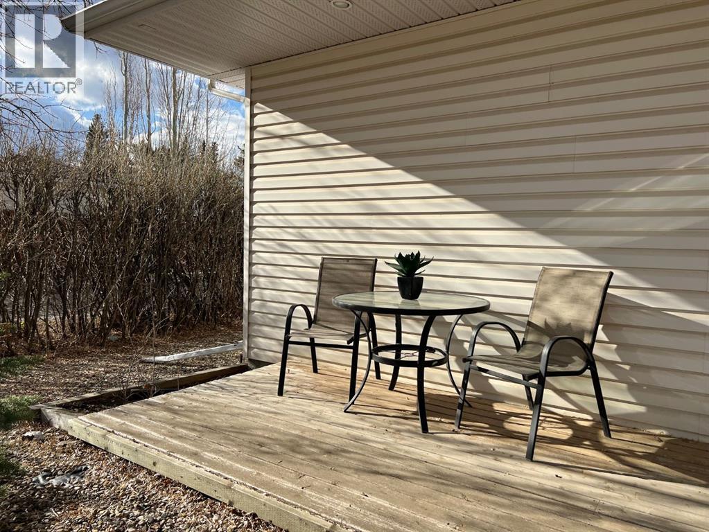 Front deck, enjoy the morning sushine with your coffee out here