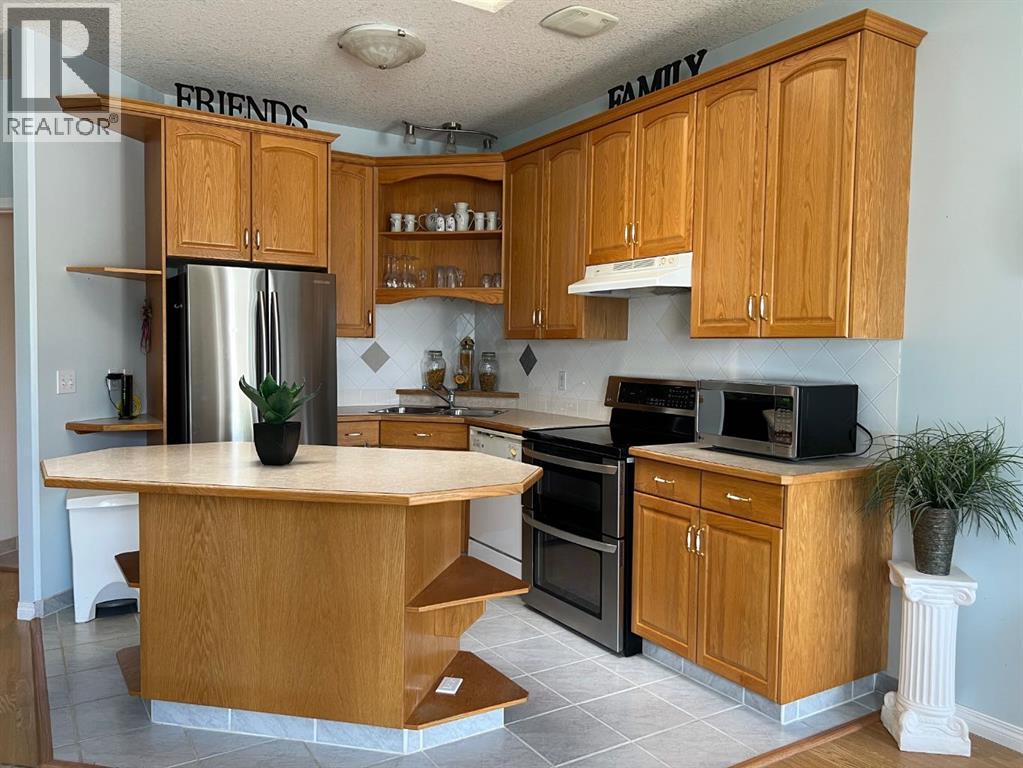 Breakfast bar at the kitchen counter