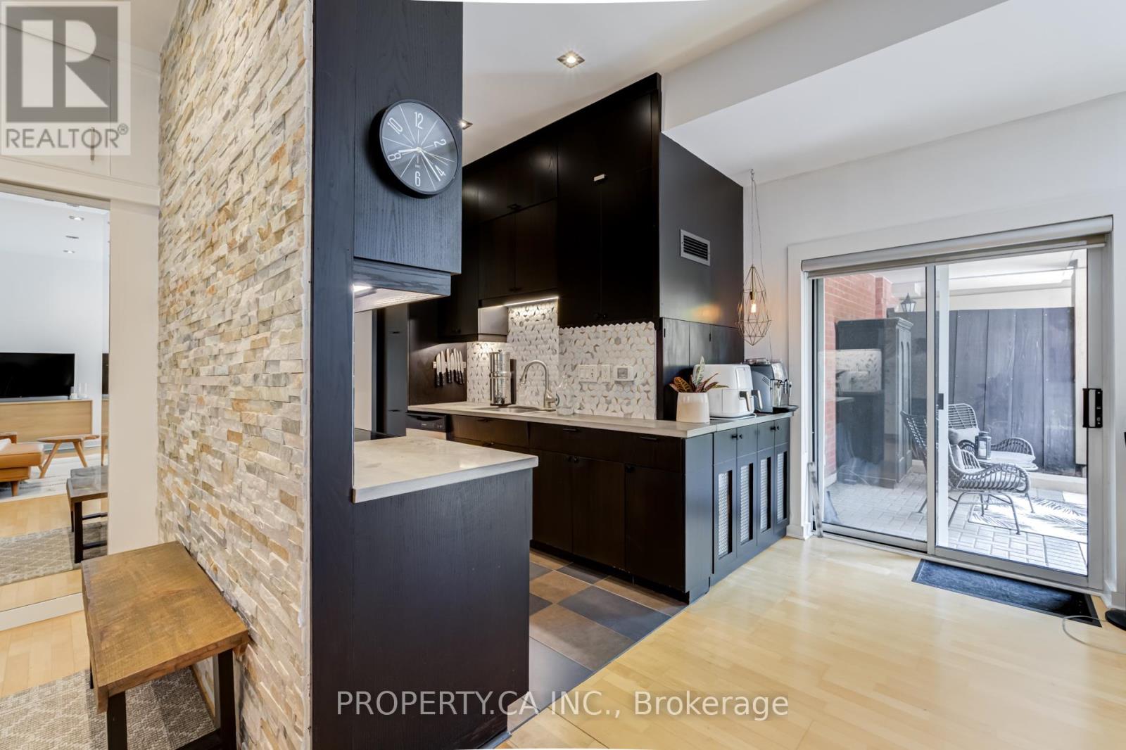 #129 139 MERTON STREET - 12
