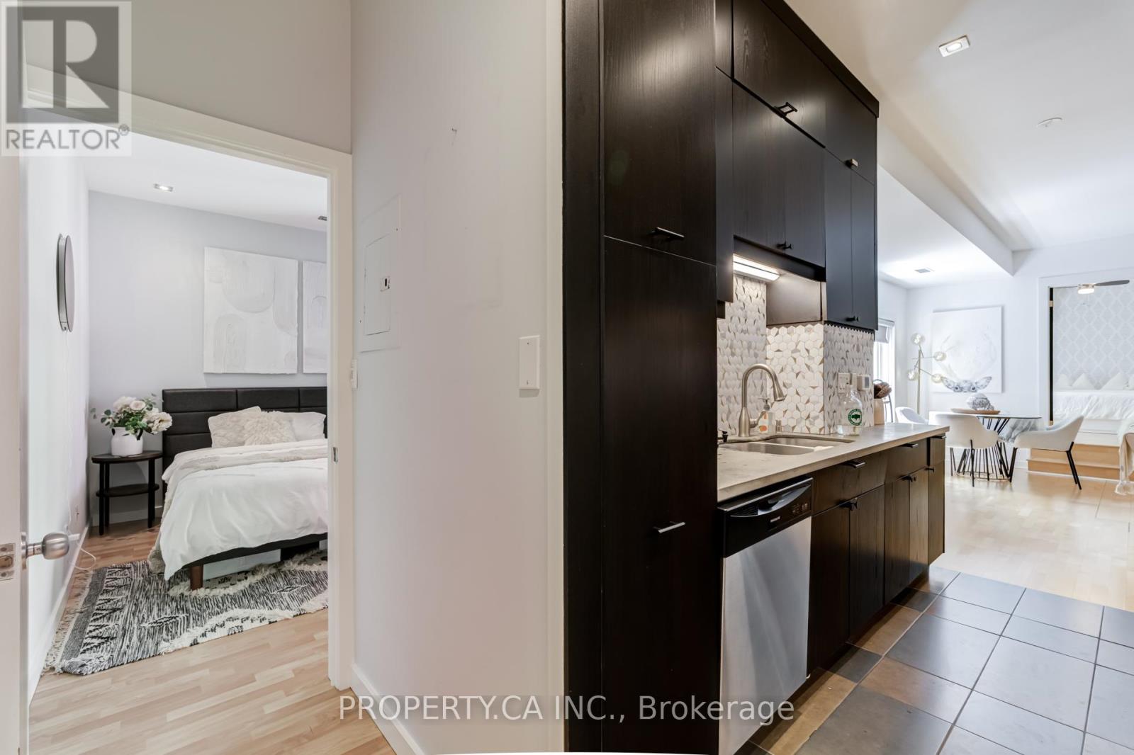 #129 139 MERTON STREET - 15