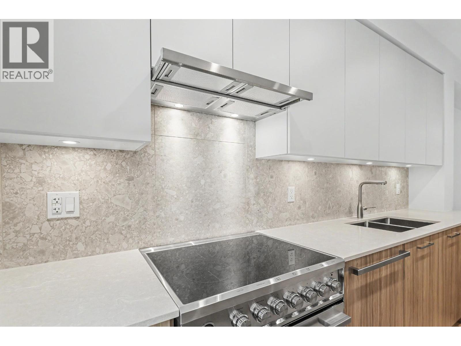 105 2304 EMERY COURT, North Vancouver